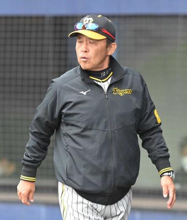 　６回、選手交代を告げベンチに戻る岡田監督