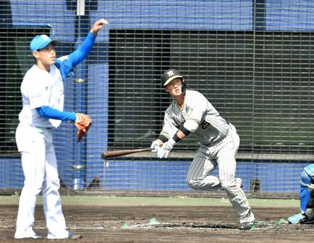 　２回、根本（左）からソロを放つ渡辺諒