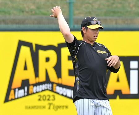 　アップ中、右腕を上げる梅野（撮影・西岡正）