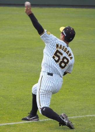 　キャッチボールする前川