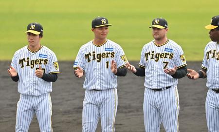 　キャンプを打ち上げ、一本締めで締める（左から）富田、森下、ノイジー、ミエセス（撮影・西岡正）