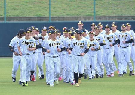 　キャンプの最後で先頭に立ってランニングする（左から）大竹、森下、井上（撮影・西岡正）