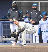 　７回、新庄監督（奥中央）らが見つめる中、小幡の悪送球を拾いにいくＫ・ケラー（手前）