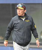 　６回、選手交代を告げベンチに戻る岡田監督