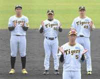 　近本選手会長（手前）の音頭で、キャンプを一本締めする岡田監督（中央）ら（撮影・高部洋祐）