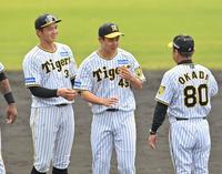 　ＭＶＰに選ばれ、岡田監督（右）の前で笑顔を見せる井上（左）と大竹（撮影・西岡正）