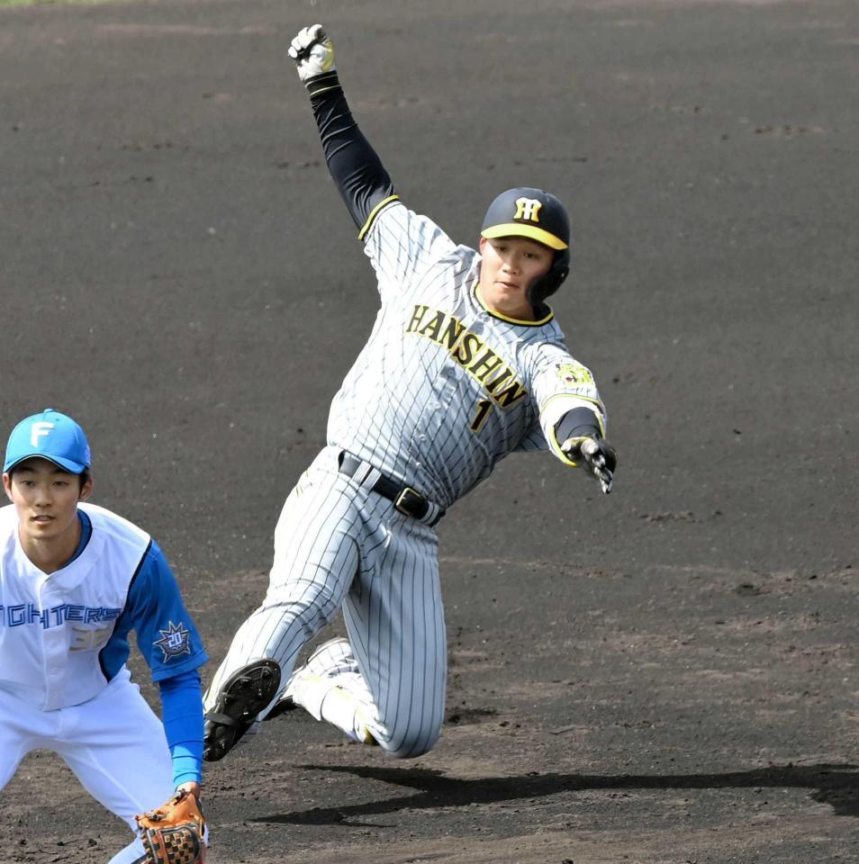 　２回、左前打を放ち、守備がもたつく間に二塁を陥れる森下（撮影・高部洋祐）