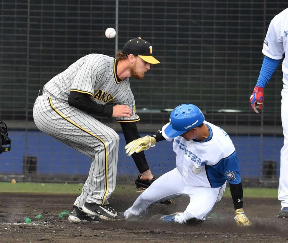 　　３回、暴投で矢沢（中央）の生還を許すＢ・ケラー（左）。右は野村