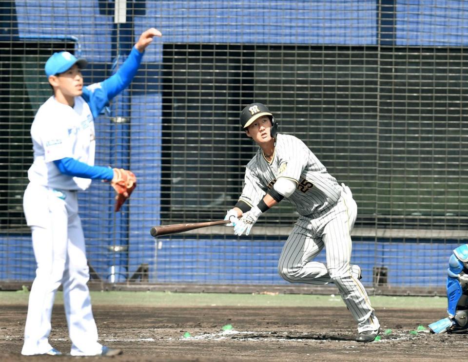 　２回、根本（左）からソロを放つ渡辺諒