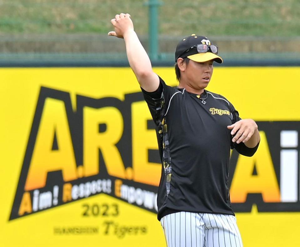 　アップ中、右腕を上げる梅野（撮影・西岡正）