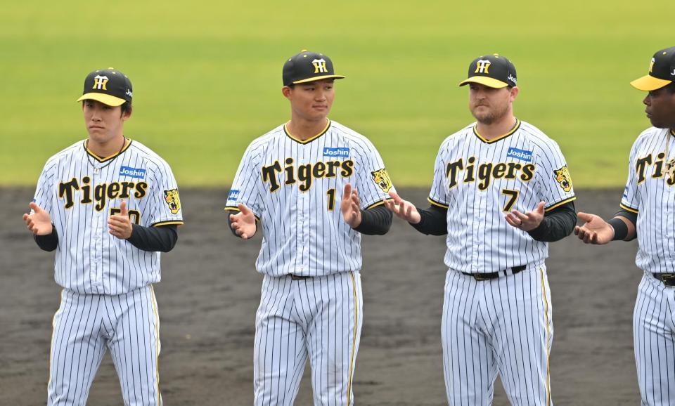 　キャンプを打ち上げ、一本締めで締める（左から）富田、森下、ノイジー、ミエセス（撮影・西岡正）