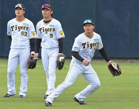 　右翼のポジションでシートノックを受ける（左から）板山、高山、森下