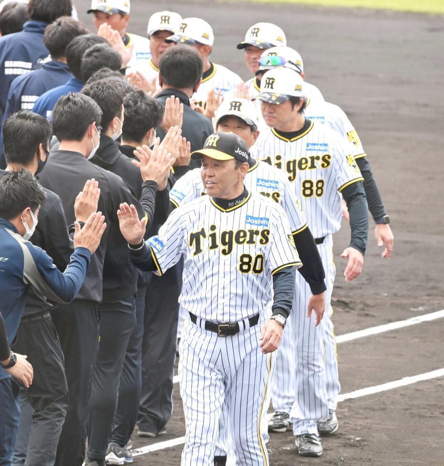 　キャンプを終え、関係者とタッチを交わす岡田監督（撮影・高部洋祐）