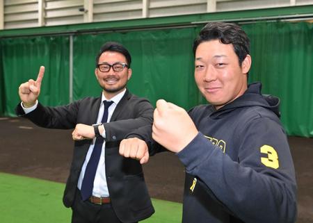 　デイリースポーツ評論家・狩野氏（左）とリラックスした表情でポーズをとる大山（撮影・西岡正）
