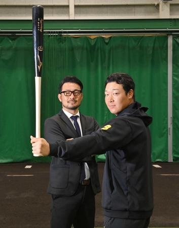 　デイリースポーツ評論家・狩野氏（左）の前で４番として飛躍を誓う大山（撮影・西岡正）