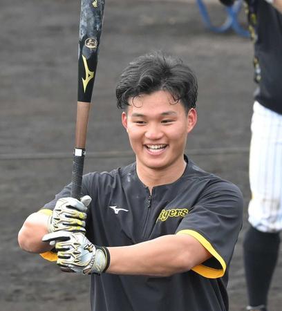 　バットを手に笑顔の森下