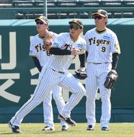 　シートノックの打球を追う井上（撮影・立川洋一郎）