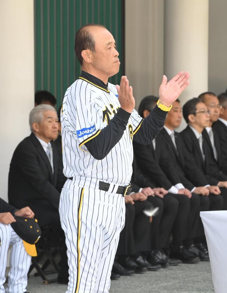 　必勝祈願する岡田監督（撮影・高部洋祐）