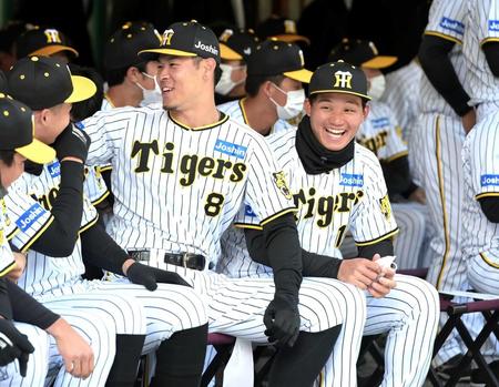 　必勝祈願前に佐藤輝（８）らと談笑する森下