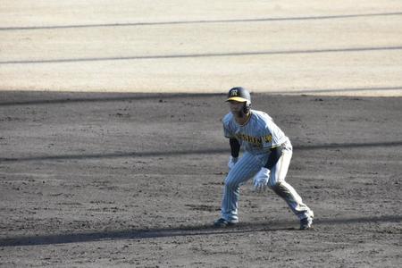 　プロ初適時打を放ち、出塁した井坪