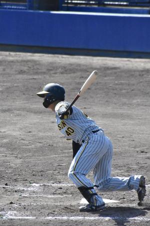 　３回、左前にこの日初安打を放った井坪