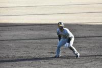 　プロ初適時打を放ち、出塁した井坪