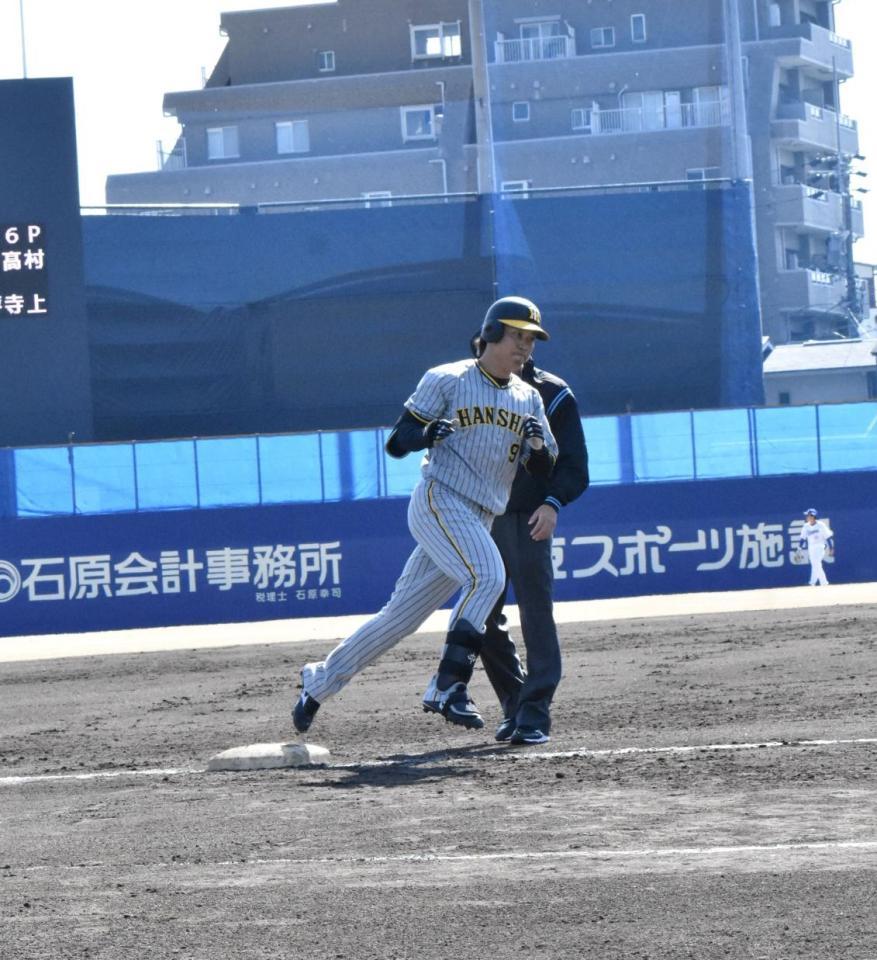 　２回、２ランを放ちダイヤモンドを一周する高山