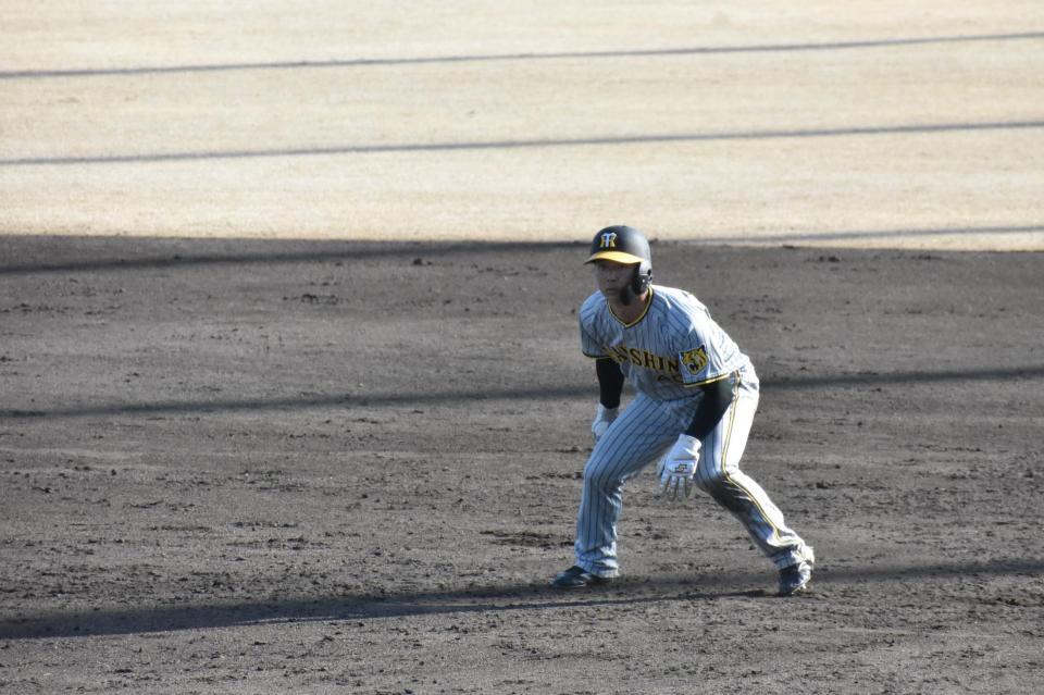 　プロ初適時打を放ち、出塁した井坪