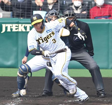 　１回、左前打を放つ大山（撮影・飯室逸平）