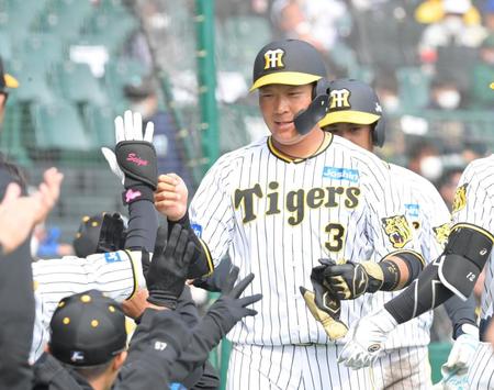 　１回、板山の２点適時打で生還しナインとタッチを交わす大山（撮影・立川洋一郎）