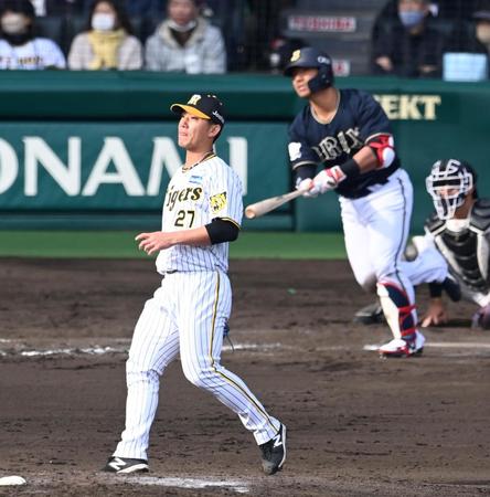 　８回、頓宮にタイムリー二塁打を浴びる伊藤将（撮影・飯室逸平）