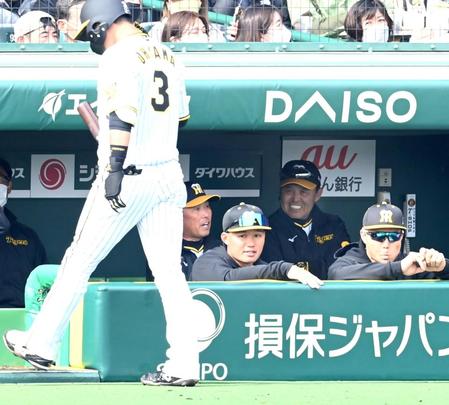 　３回、大山（３）は捕邪飛に倒れるも岡田監督（右から２人目）はベンチでにんまり（撮影・飯室逸平）