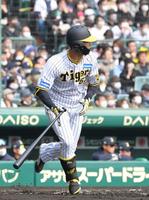 　１回、左前へ先制の２点適時打を放つ板山（撮影・立川洋一郎）