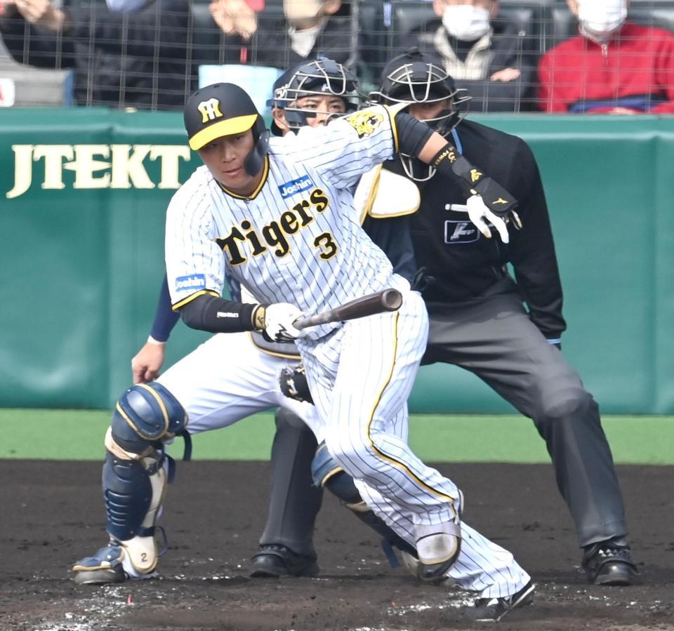 　１回、左前打を放つ大山（撮影・飯室逸平）