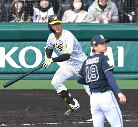 　１回、先制２点タイムリーを放つ板山（撮影・飯室逸平）