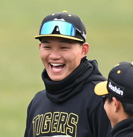 　アップ中笑顔をみせる森下（撮影・飯室逸平）