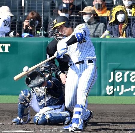 　４回、左越えに２ランを放つ井上（撮影・飯室逸平）