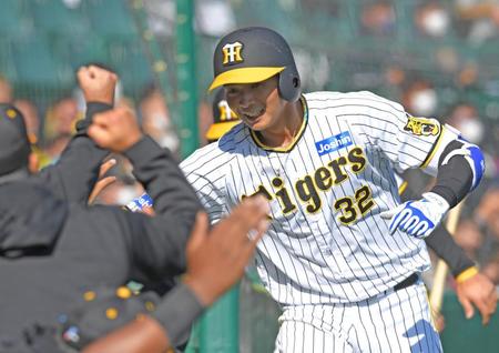 　４回、２ランを放ち、ナインに迎えられる井上（撮影・北村雅宏）