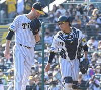 　５回から出場し、Ｋ・ケラー（左）に声をかける梅野（撮影・高部洋祐）