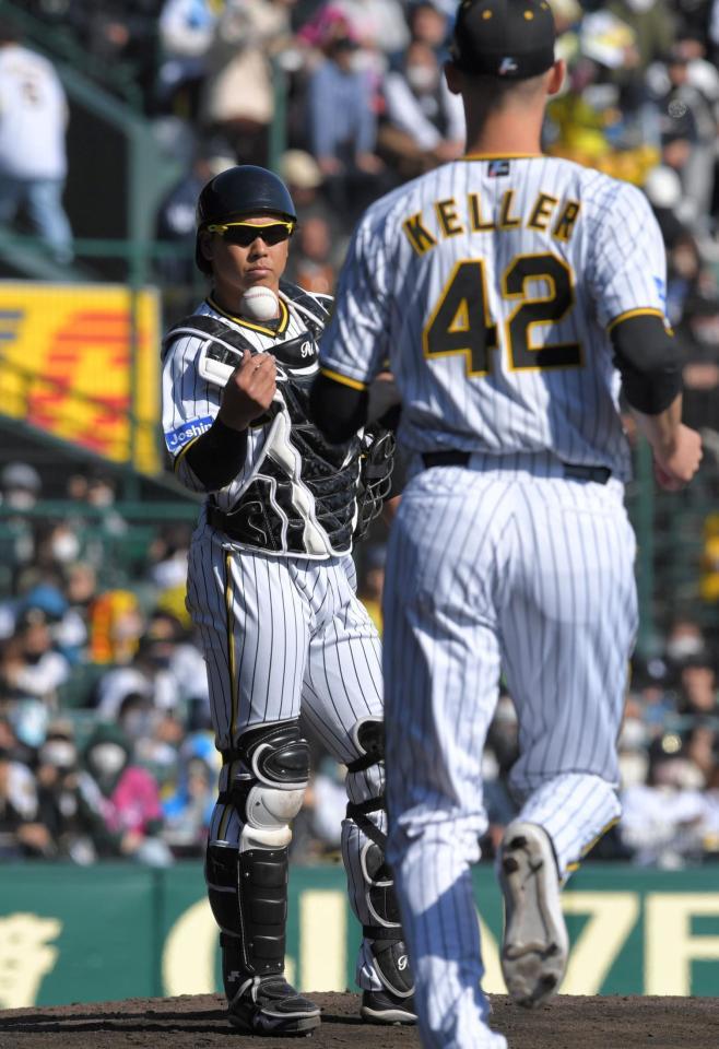 　５回、登板するＫ・ケラーにボールをトスする梅野（左）＝撮影・北村雅宏