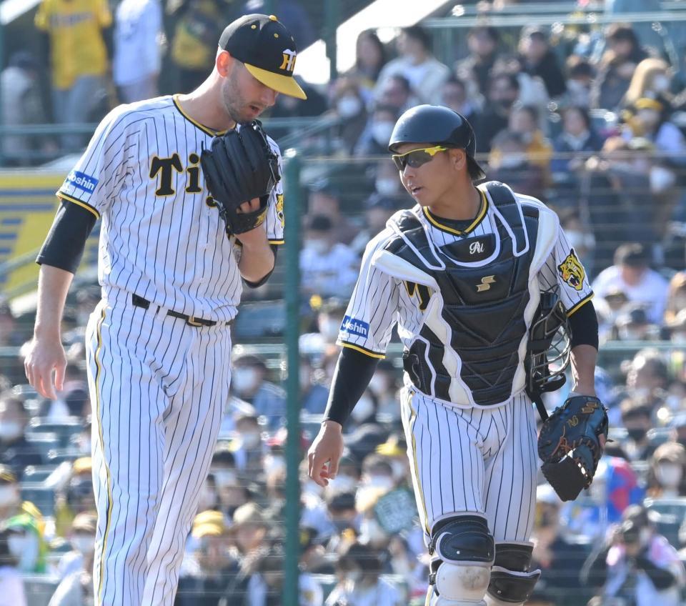 　５回から出場し、Ｋ・ケラー（左）に声をかける梅野（撮影・高部洋祐）