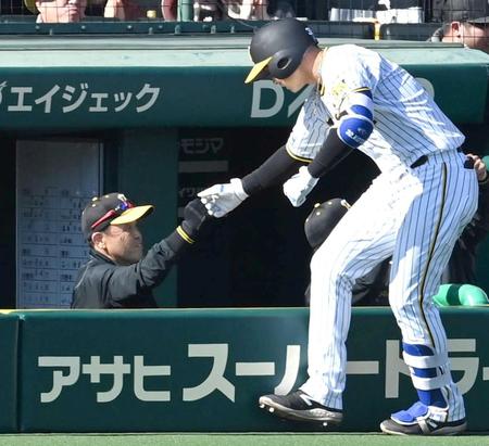 　４回、岡田監督（左）とタッチを交わす井上