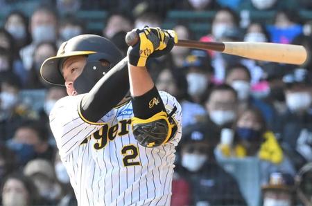 　６回、左前打を放つ梅野（撮影・高部洋祐）