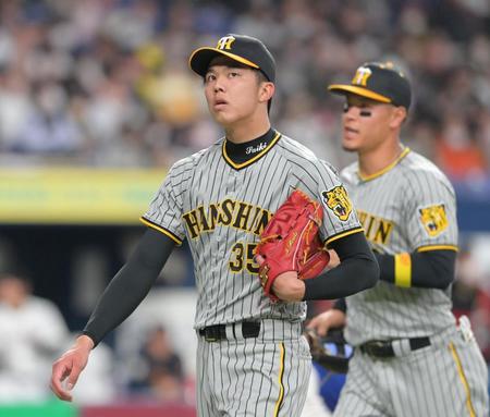 　４回を投げ終えて４失点。不満げな表情でベンチへ引き揚げる才木（撮影・立川洋一郎）