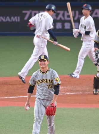 　８回、山田（奥の左）を遊飛に打ち取り、笑顔を見せる西純。右奥は次打者の中野（撮影・高部洋祐）