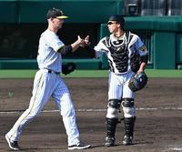 　５回、Ｋ・ケラー（左）とタッチを交わす梅野（撮影・飯室逸平）