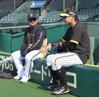 　試合前、話し込むオリックス・森（左）と阪神・梅野（撮影・高部洋祐）