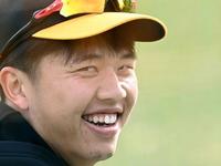 　侍ジャパン戦を前に練習で笑顔を見せる才木（撮影・飯室逸平）