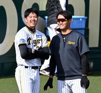 　練習の合間に談笑する才木（左）と西純（撮影・飯室逸平）