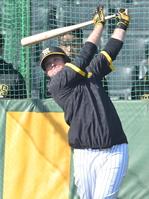 　屋外でのフリー打撃で快音を響かせるノイジー（撮影・高部洋祐）